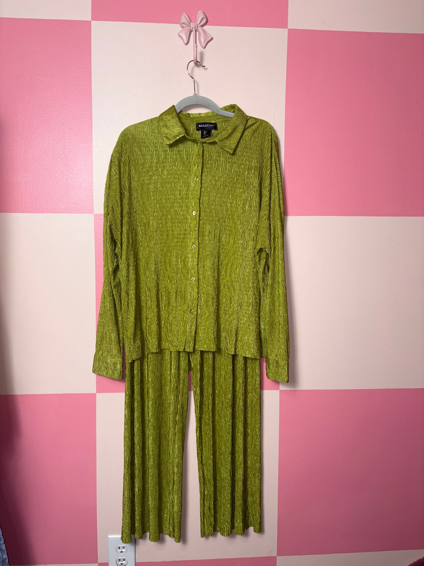 Bailey 44 outfit - size large