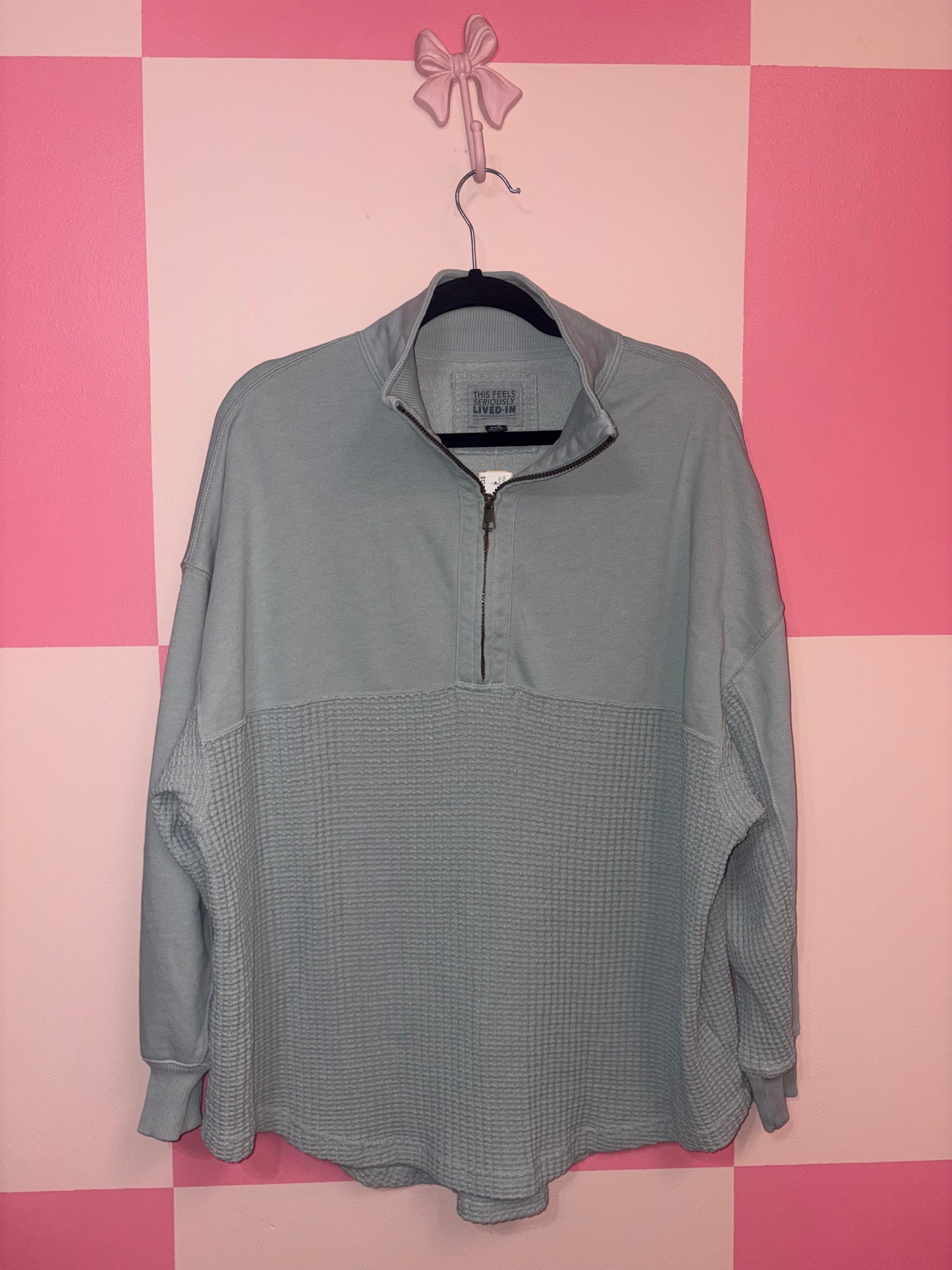AE pullover - size medium