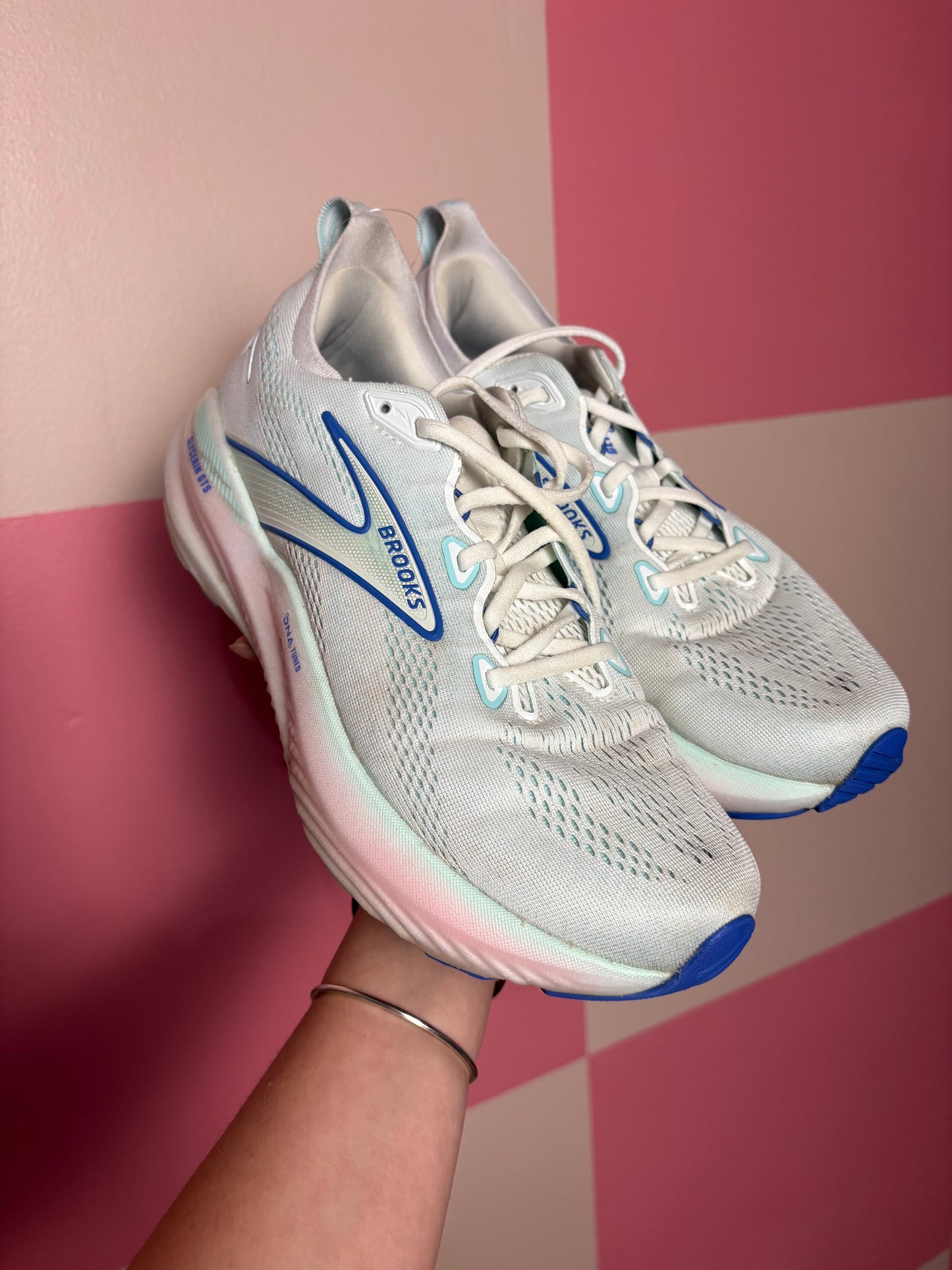 Brooks - size 9.5