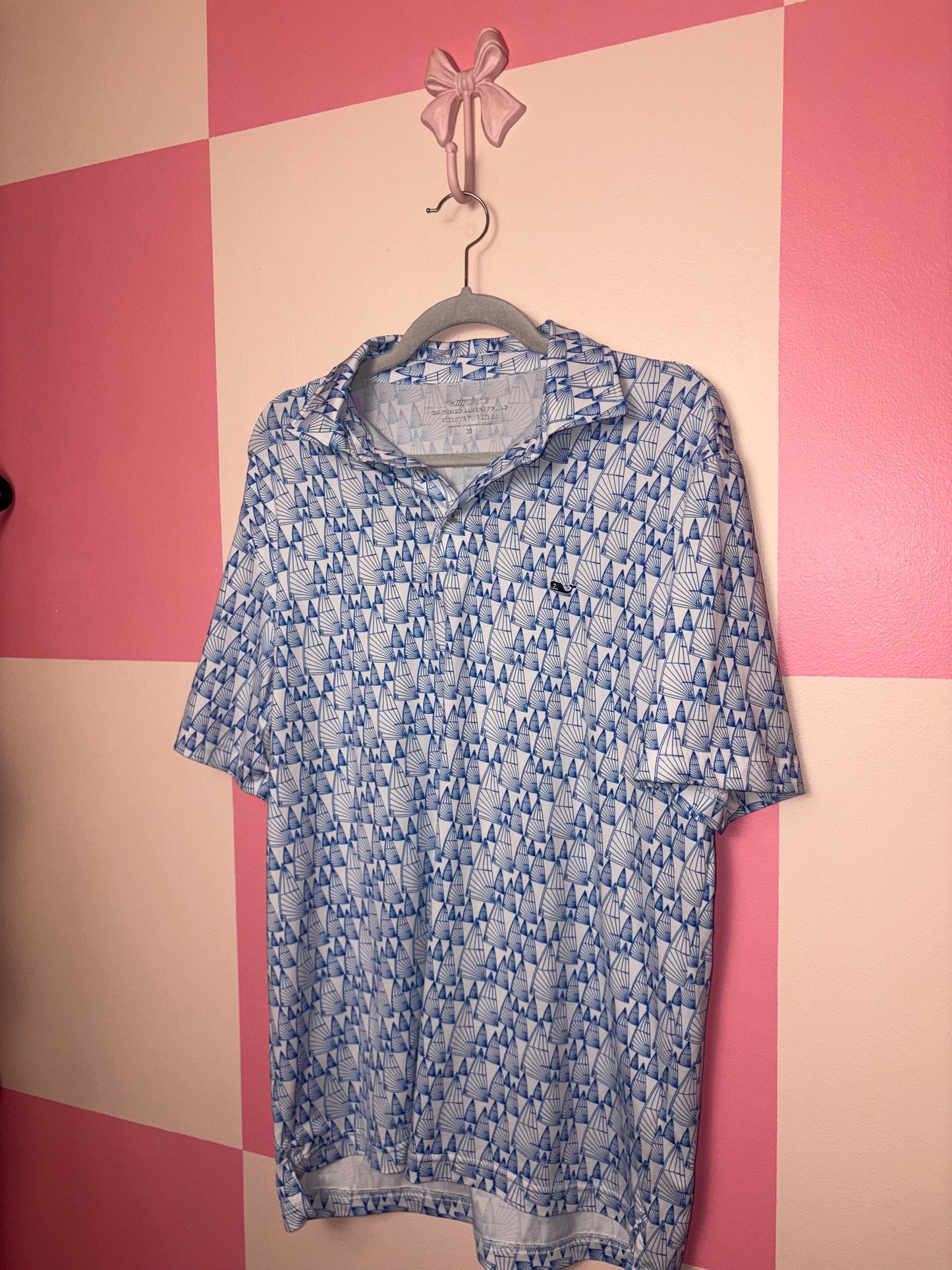 Vineyard Vines shirt - size medium